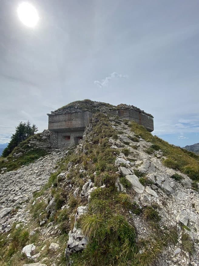 Alte Betonfestung auf einem felsigen Gipfelgrat